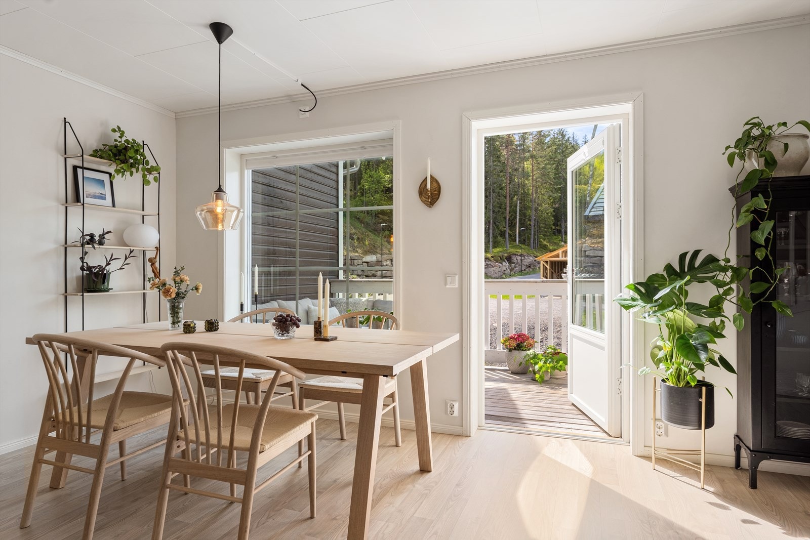 Stuen har god plass til både spisebord og sofagruppe, med direkte utgang til verandaen. Galleribilde