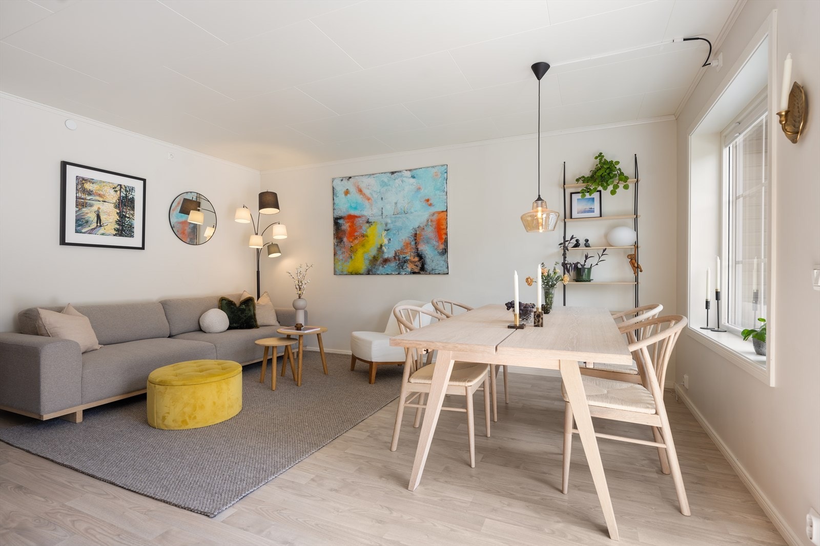 Store vindusflater med trelags isolerglass gir en luftig atmosfære. Galleribilde