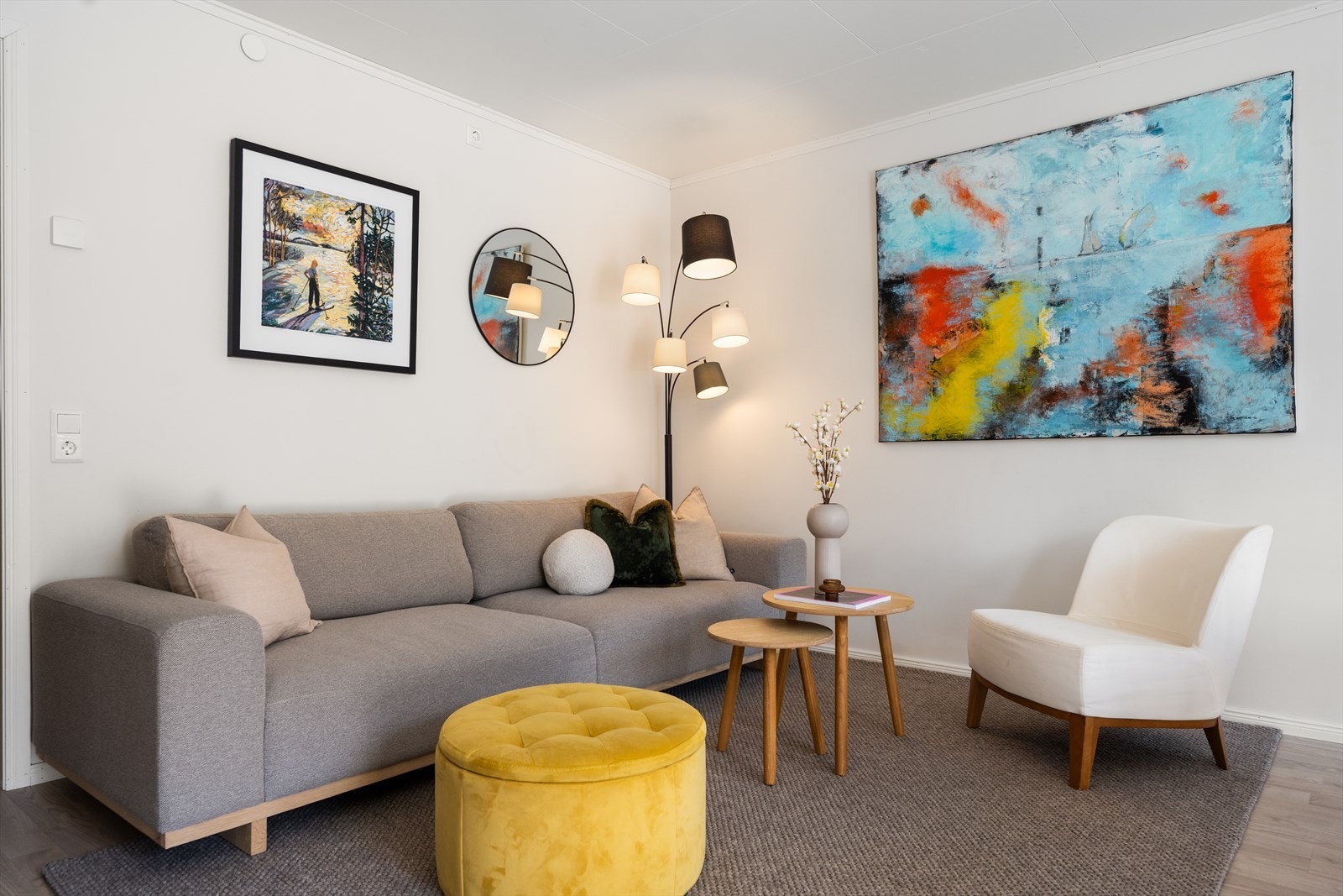 Rommet er lett å møblere med ulike soner for avslapning og sosialt samvær. Galleribilde