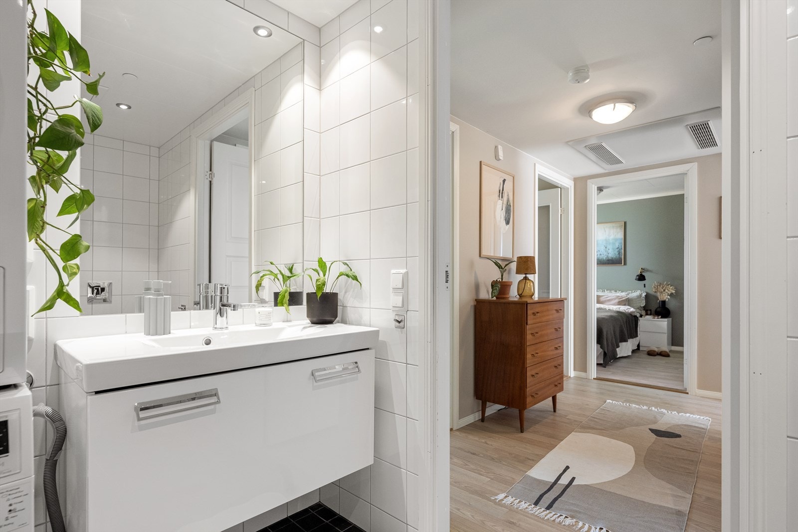 Innredning med nedfelt servant og godt med oppbevaringsplass. Galleribilde