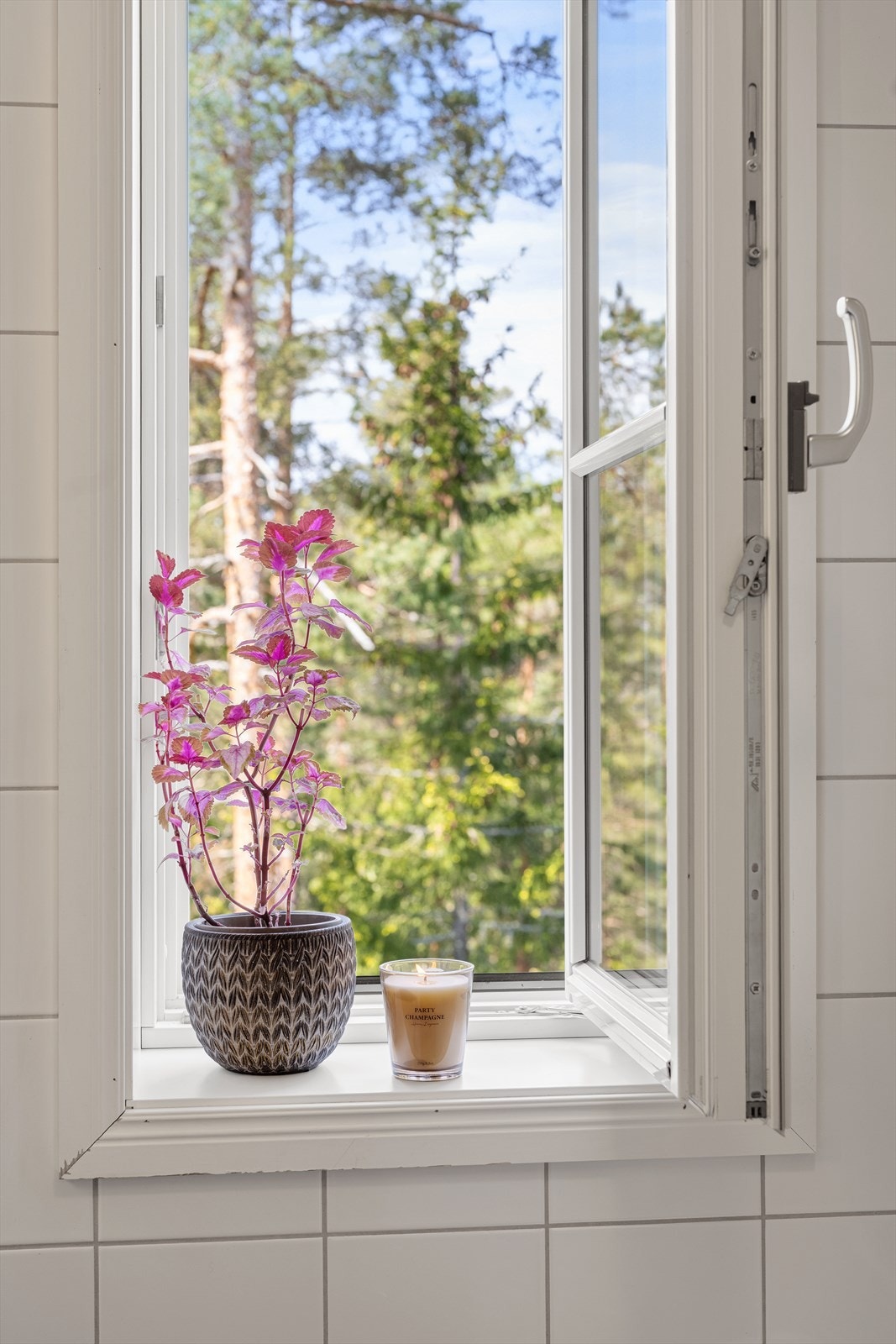 Vinduet gir godt med dagslys og mulighet for utlufting. Galleribilde
