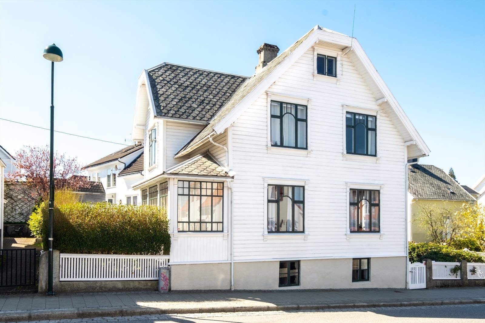 Klassisk og innholdsrik bolig med flott fasade, tidstypiske detaljer og attraktiv beliggenhet i etablert boligområde. Galleribilde