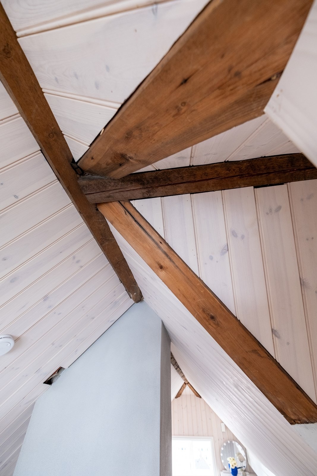 Flotte originale trebjelker tilfører loftet varme og særpreg. Galleribilde