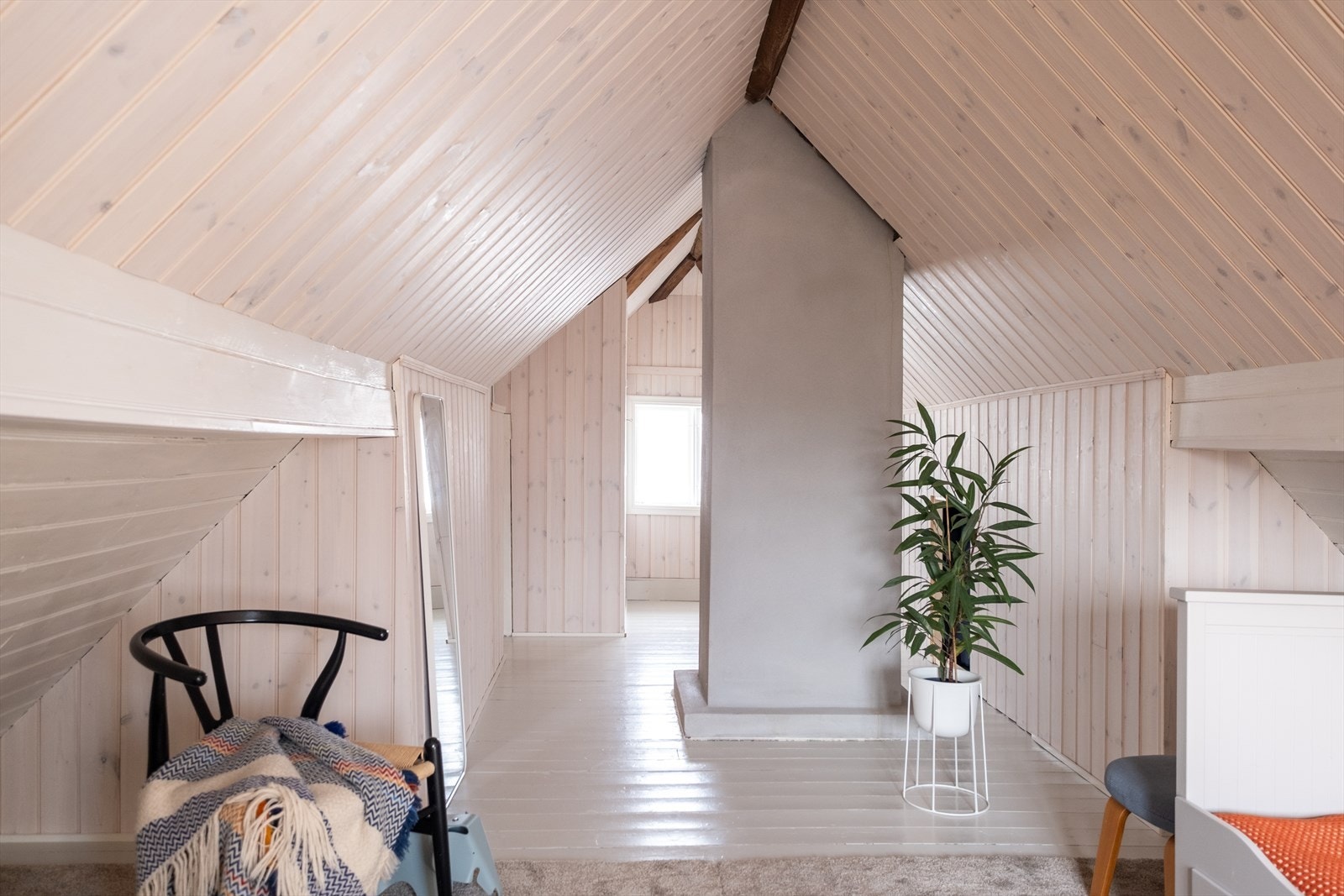 Romslig loftstue (ikke godkjent for varig opphold). Galleribilde