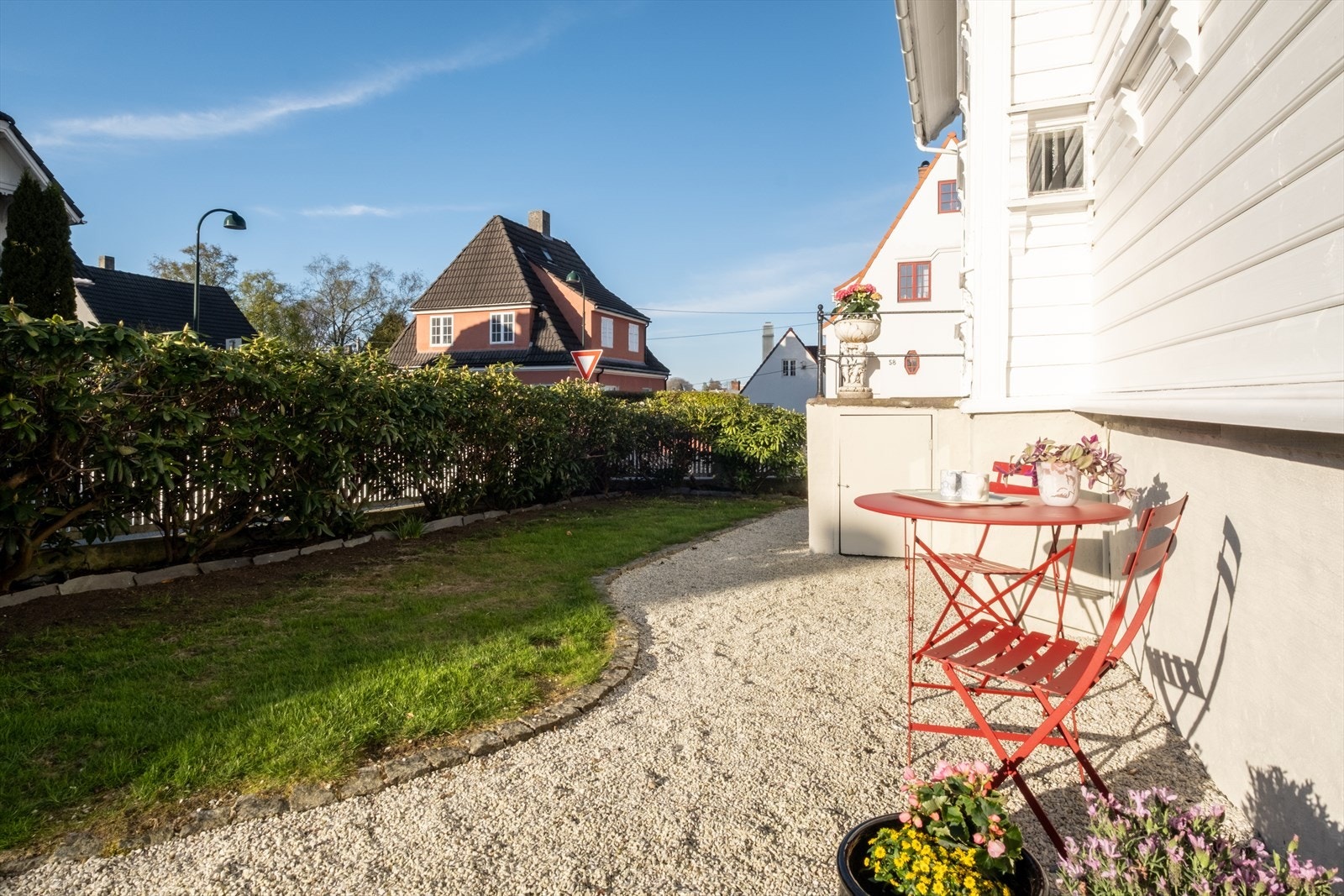 Eiendommen byr på hyggelige uteområder med solrike soner, grøntarealer og plass til utemøbler i rolige omgivelser. Galleribilde