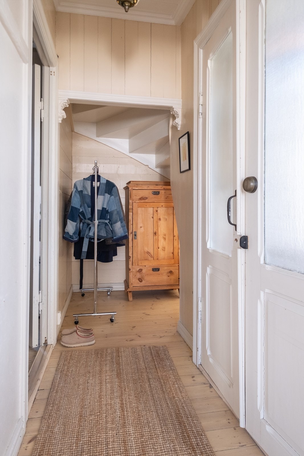 Entré og gangareal med sjarmerende detaljer, gode oppbevaringsmuligheter og naturlig flyt mellom etasjene. Galleribilde