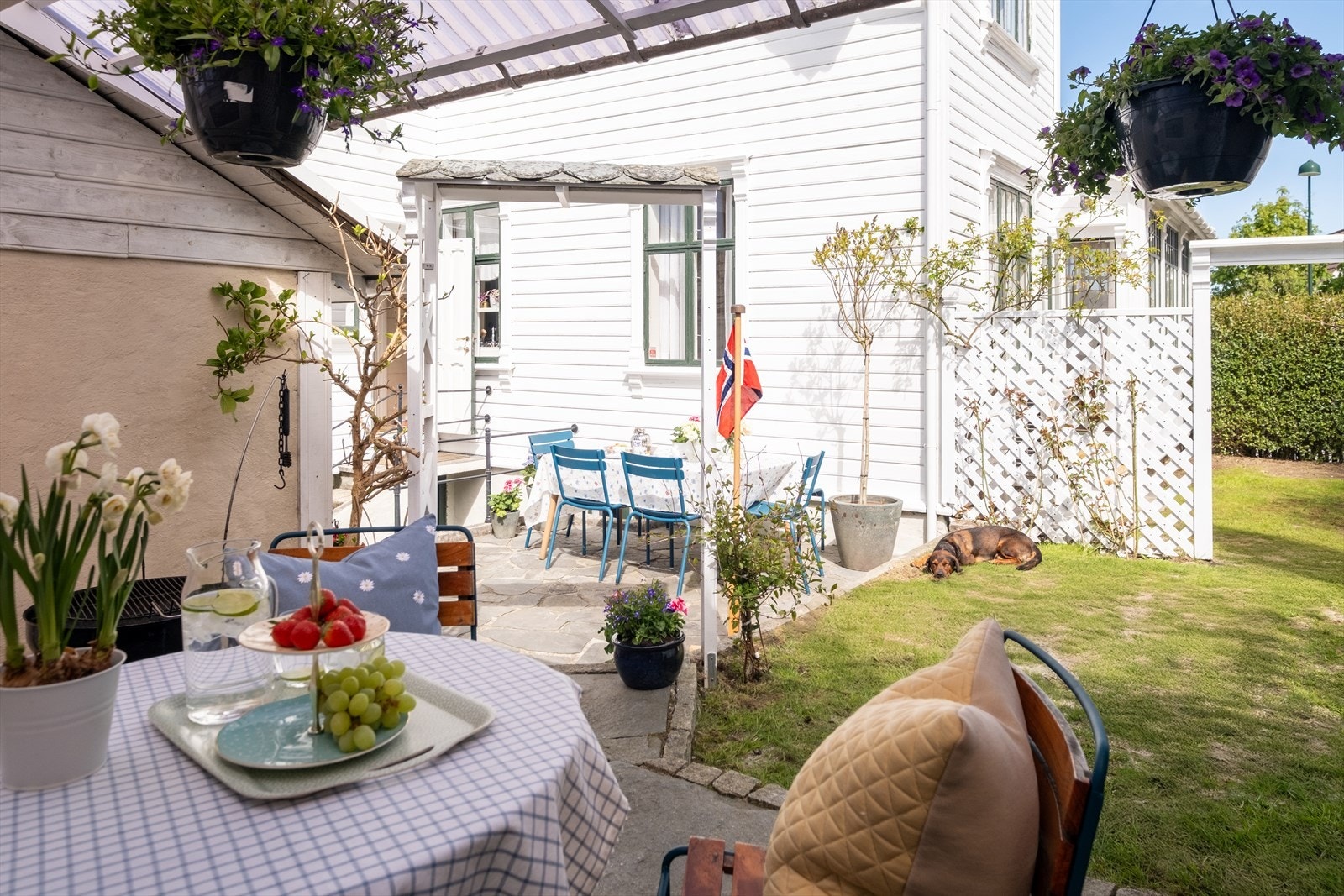 Skjermet uteområde med flere hyggelige soner for avslapning, sosiale sammenkomster og lange sommerdager i solen. Galleribilde