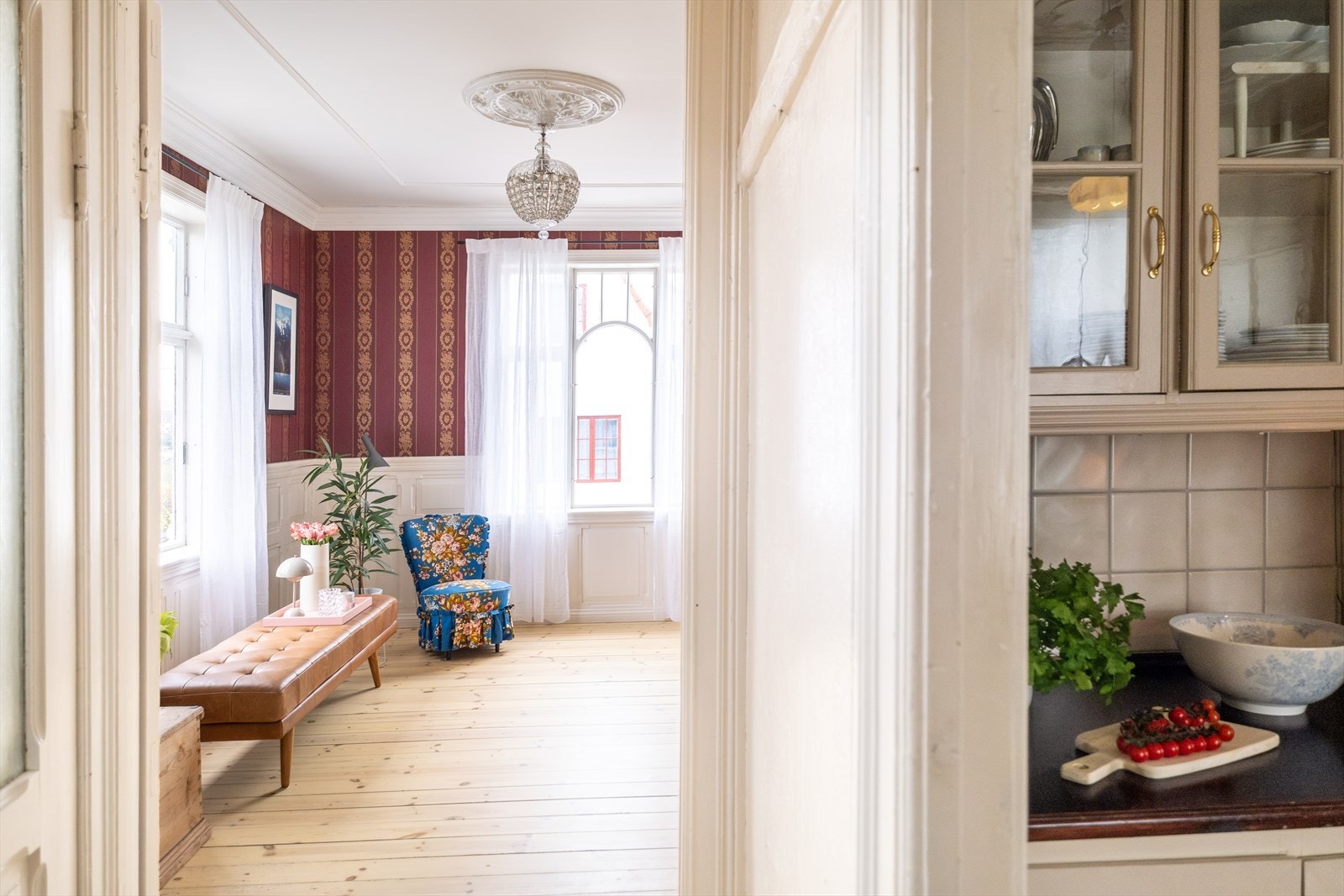 Kjøkkenet gir deg adgang til både stuen og spisestuen. Galleribilde