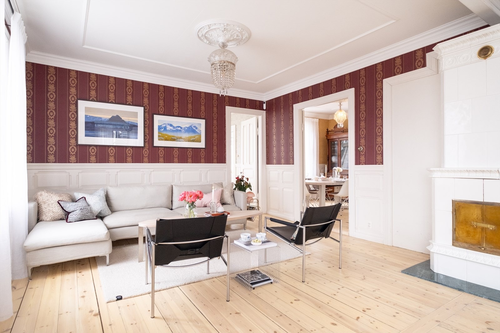 Elegant stue med imponerende takhøyde, klassiske detaljer og rikelig med naturlig lys fra store vindusflater. Galleribilde