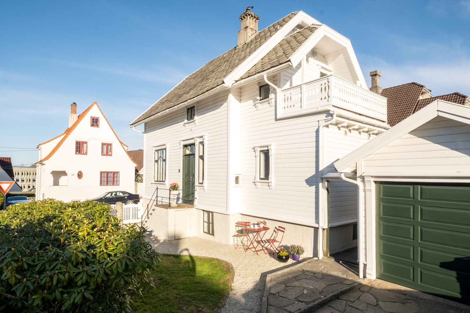 Sjarmerende trehusbebyggelse med garasje. Galleribilde