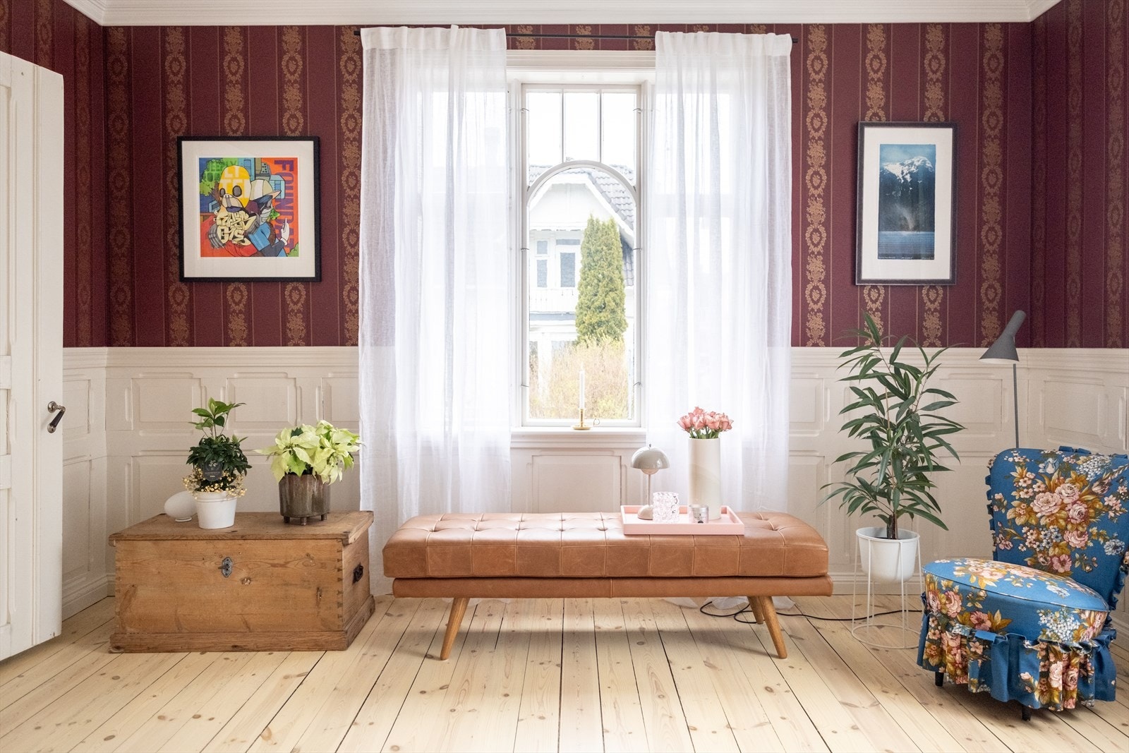 Store vindusflater og klassiske detaljer gir rommet et eksklusivt preg og en lys, luftig romfølelse. Galleribilde