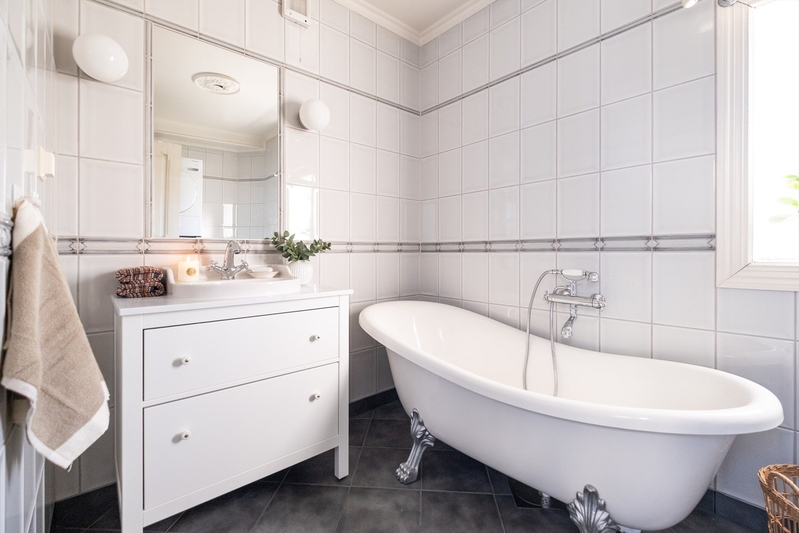 Delikat baderom med klassiske fliser, frittstående badekar og et tidløst uttrykk som gir spa-følelse hjemme. Galleribilde