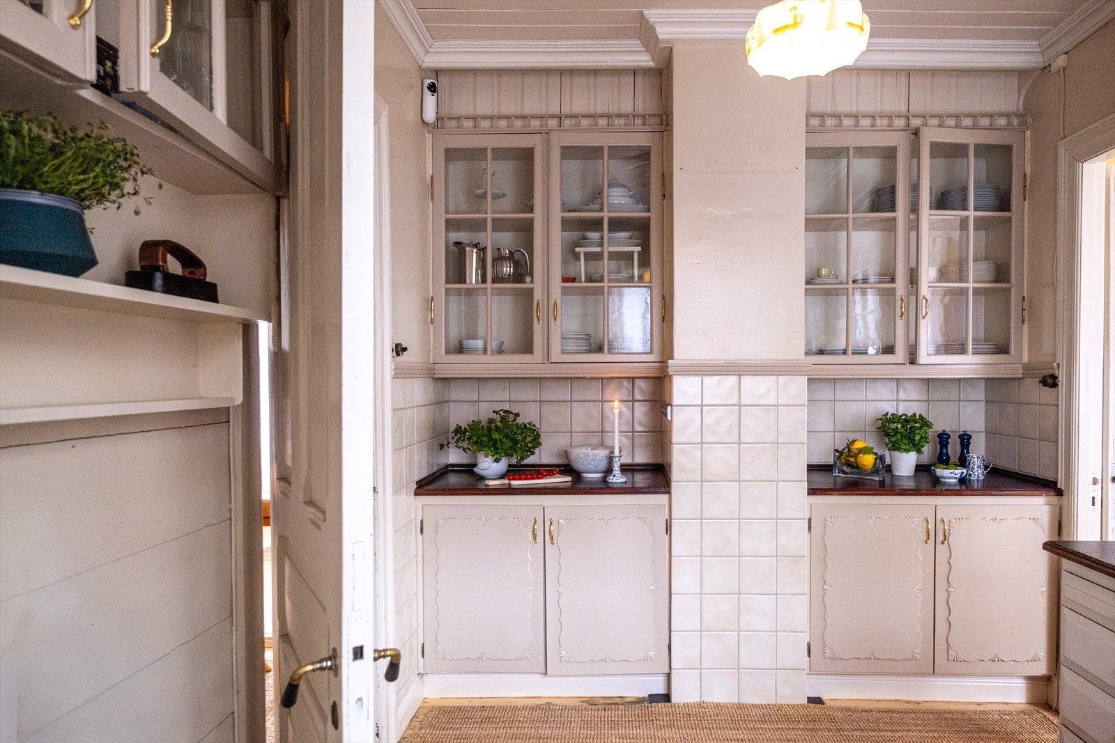 Rommet kombinerer funksjonalitet og atmosfære på en elegant måte, med gode arbeidsflater og tidløse materialvalg. Galleribilde