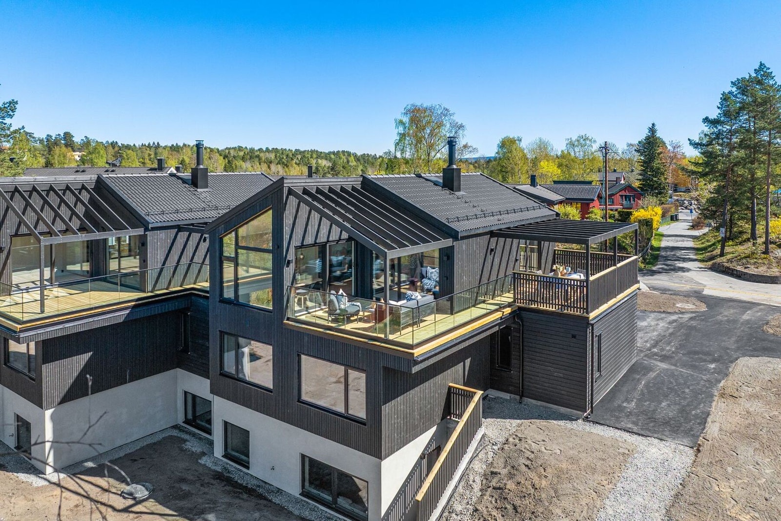 Dette er en moderne og innholdsrik bolig som kombinerer stilrene løsninger, familievennlig planløsning og flotte uteplasser på en svært attraktiv måte. Foto: John Kerlefsen / EFKT Galleribilde