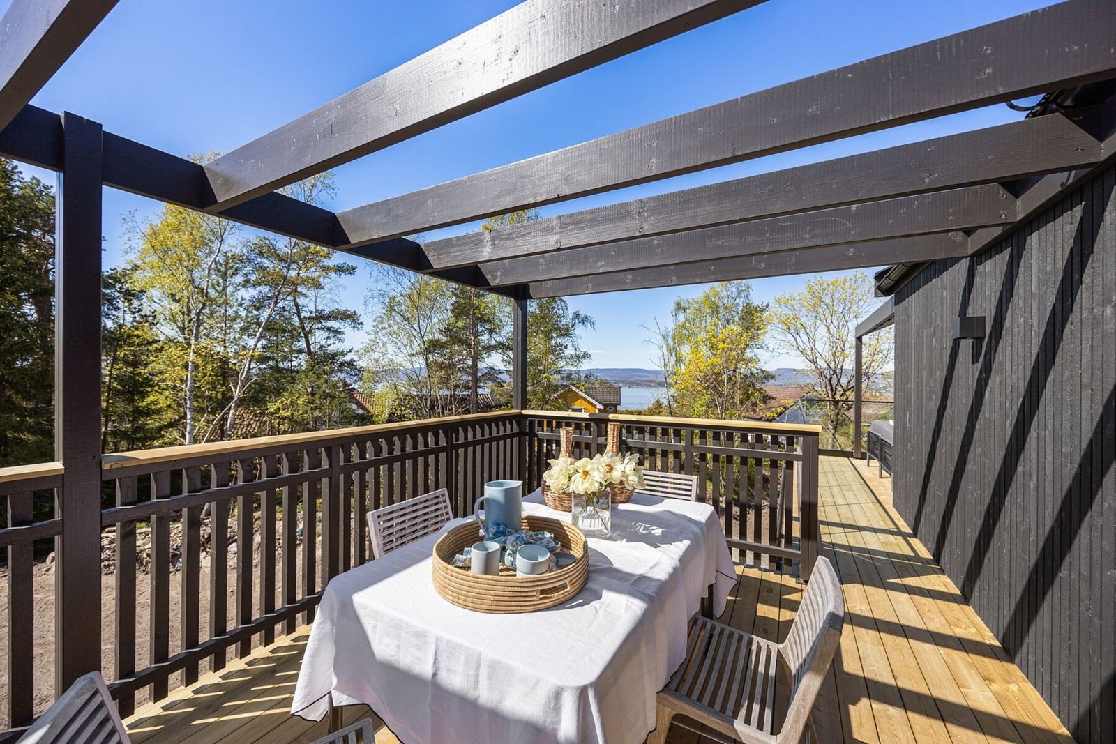 Fra stuen er det direkte utgang til en flott terrasse med fantastisk utsikt, som fungerer som en naturlig forlengelse av oppholdsrommet i sommerhalvåret. Galleribilde