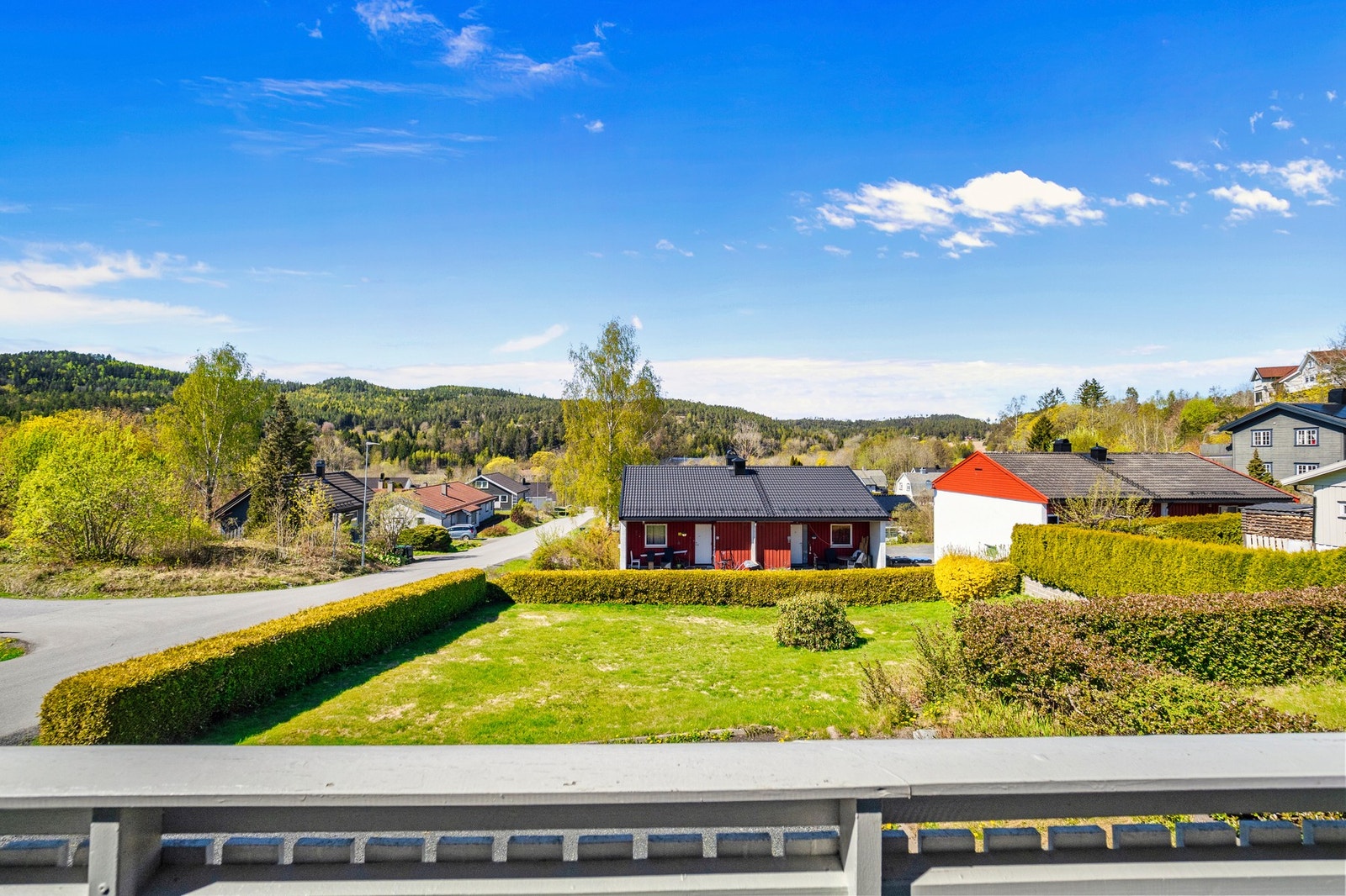 Dette er en enebolig over to etasjer beliggende i et godt etablert og barnevennlig boligområde på Tofte. Galleribilde
