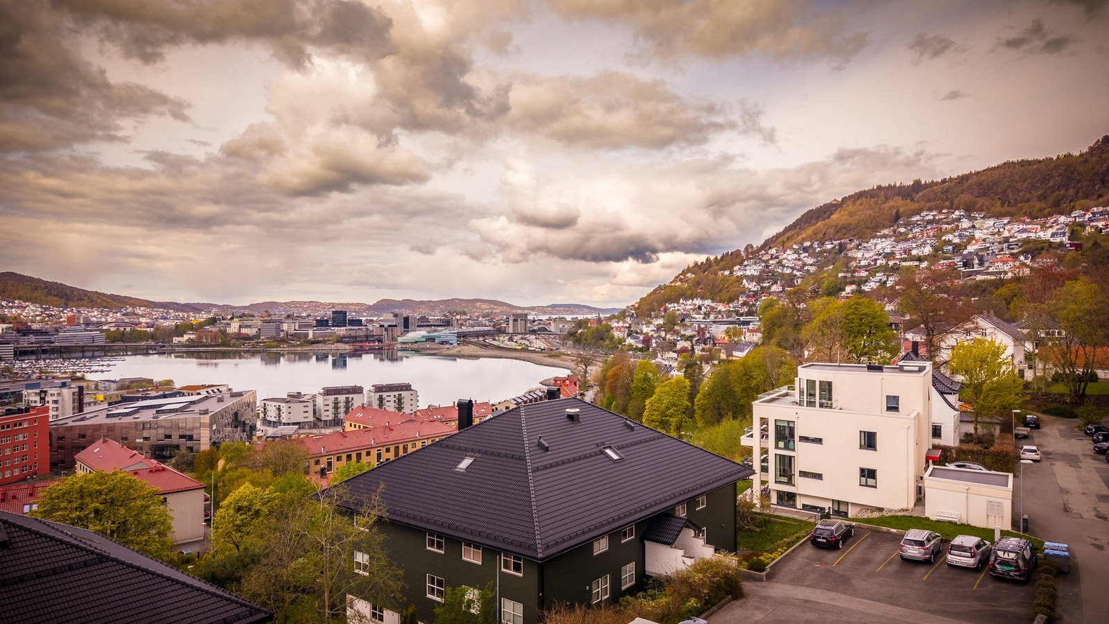 - Dette er en sjelden mulighet til å sikre seg en stor leilighet med svært attraktiv beliggenhet, fantastisk utsikt og et enormt potensial - Galleribilde