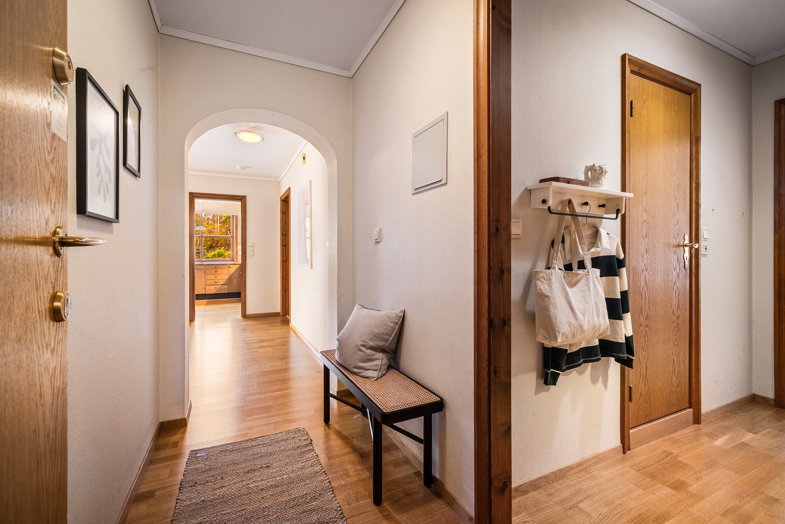 - Entré og gang er innbydende med god plass til garderobe og oppbevaringsløsninger - Galleribilde
