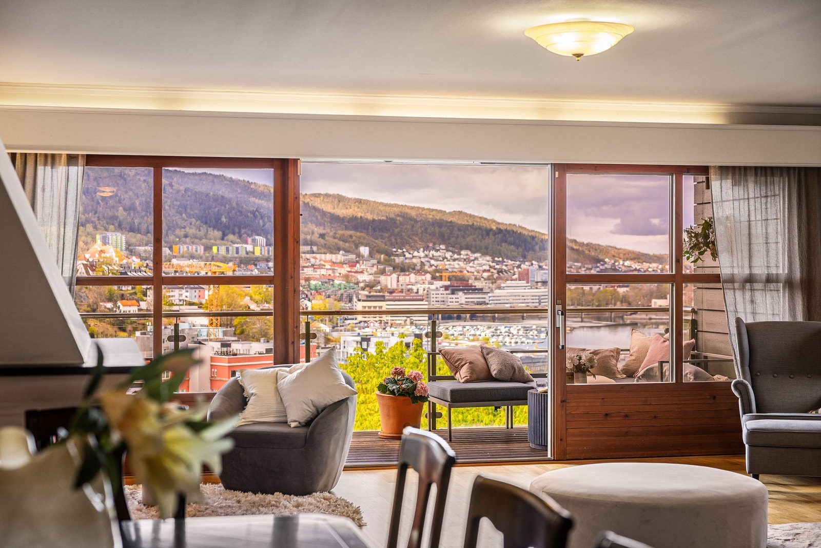 - Fra boligen nytes en imponerende utsikt mot Store Lungegårdsvannet, Bergen sentrum og omkringliggende fjell - Galleribilde