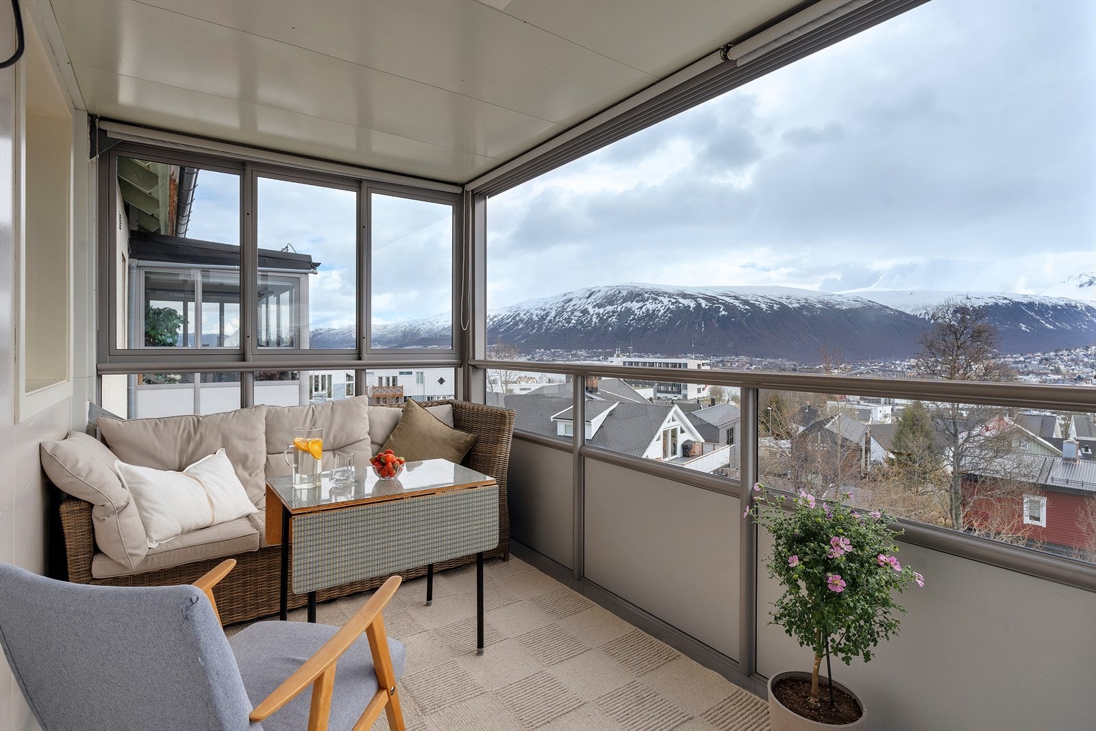 Her har du god plass til sittegruppe og annet ønsket utemøblement. Galleribilde