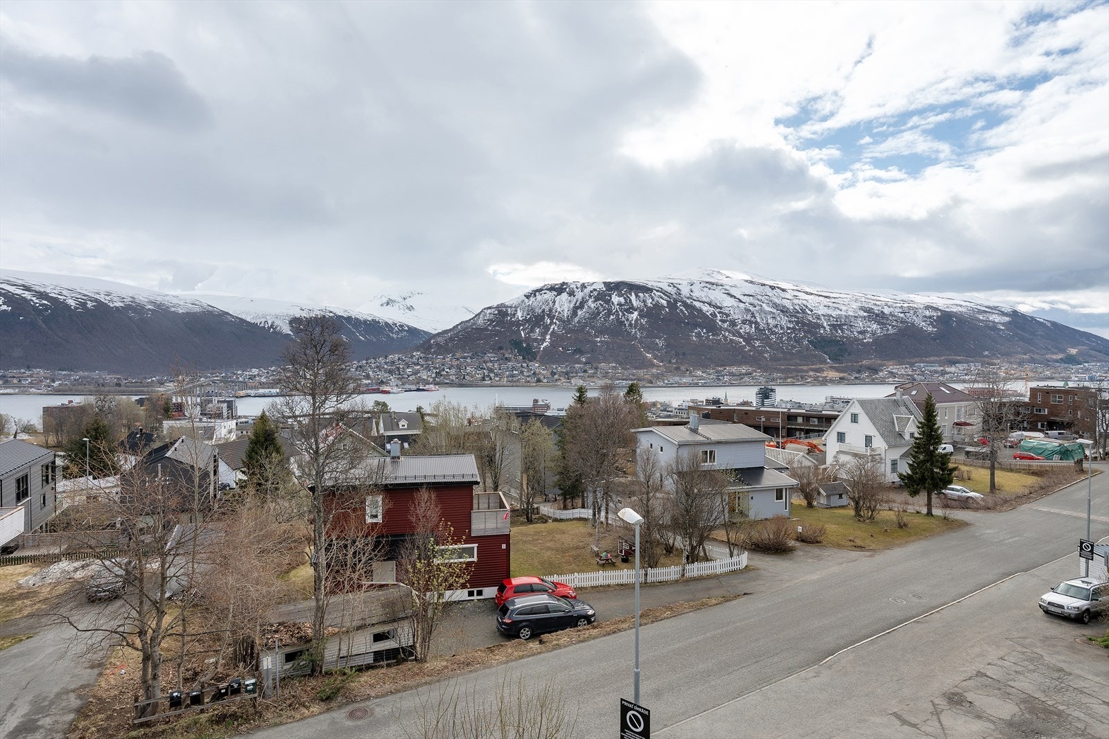 God utsikt mot Tromsdalstinden og Fløya Galleribilde
