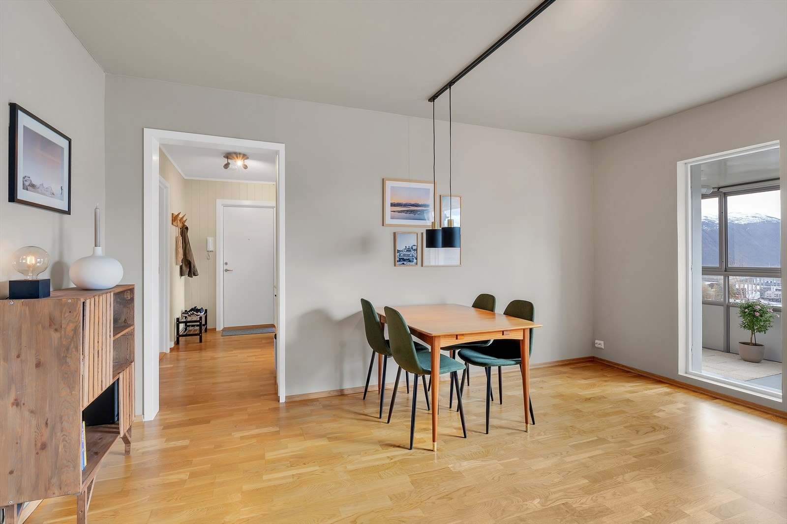 Luftig stue med god plass til både spisebord, sofagruppe og annet ønsket møblement. Galleribilde