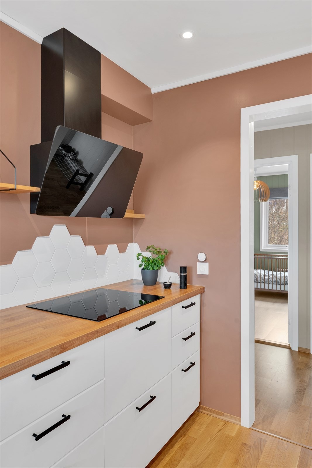 Moderne kjøkkenventilator med avtrekk ut. Galleribilde