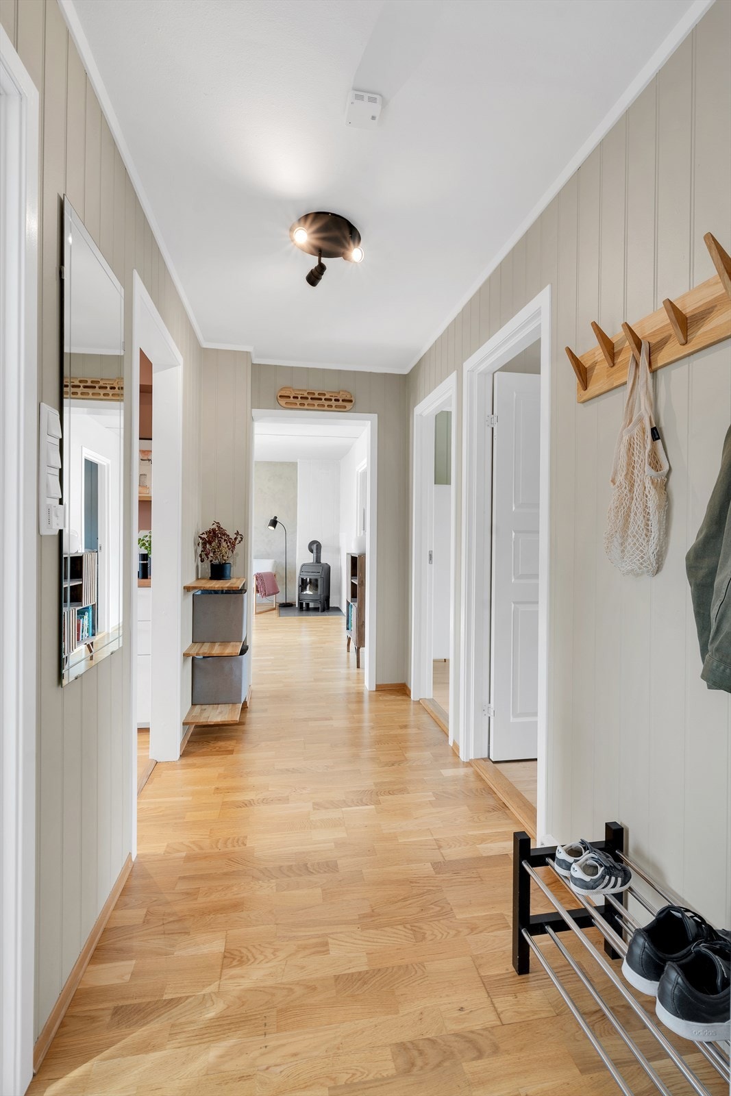 Lys og innbydende entré med plass til sko og yttertøy. Galleribilde