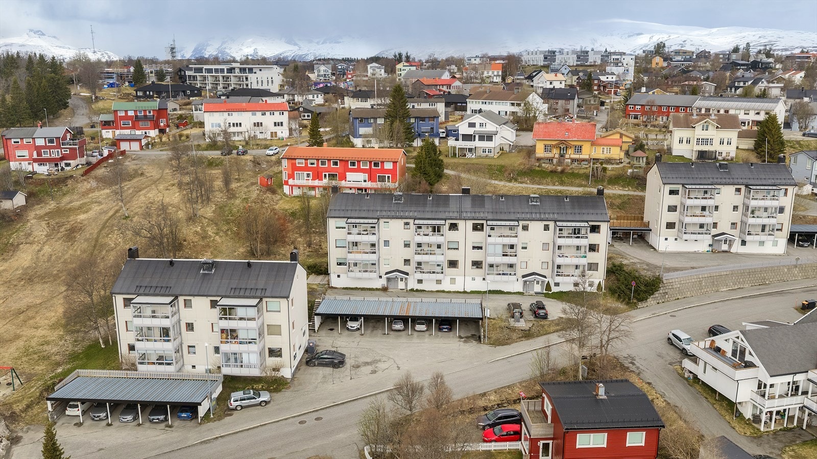 Boligen ligger fint til på toppen av Tromsøya, med gangavstand til bla. matbutikk, Prestvannet, lysløypa og Charlottenlund. Galleribilde