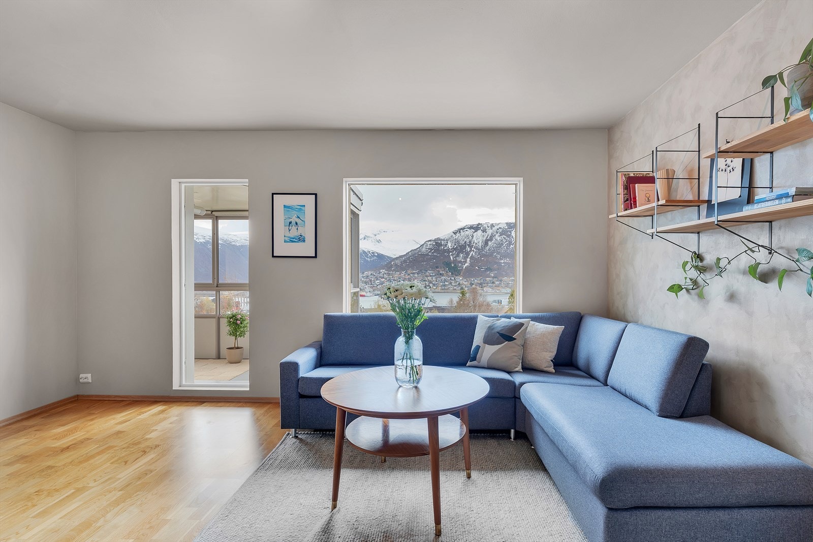 Romslig 4-roms toppleilighet med parkering, innglasset balkong, vedfyring og attraktiv beliggenhet på toppen av Tromsøya. Galleribilde