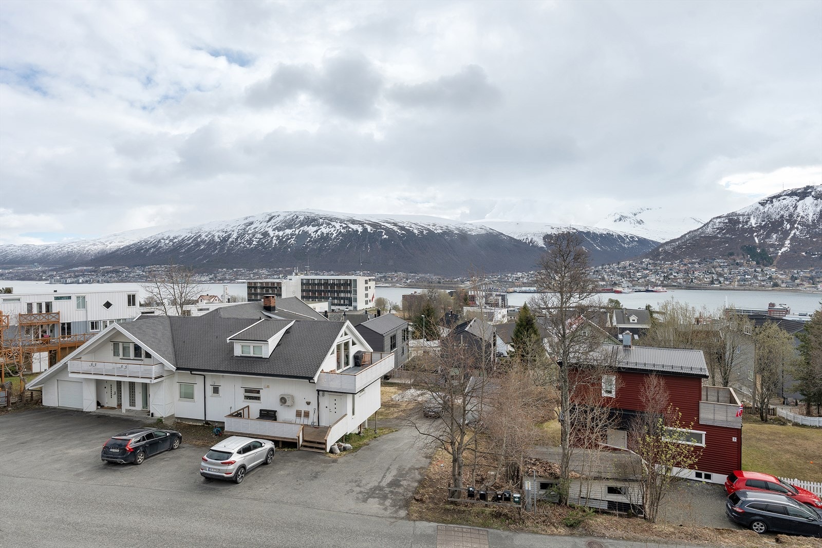 Nydelig utsikt mot fastlandet med vakre Tromsdalstinden og Fløya i bakgrunnen. Galleribilde