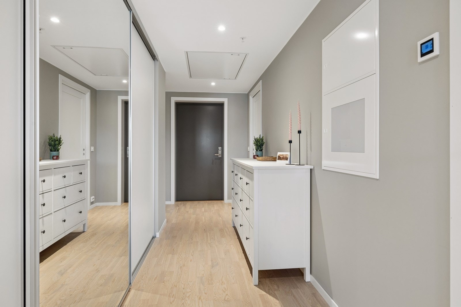 Romslig gang med stor skyvedørsgarderobe Galleribilde