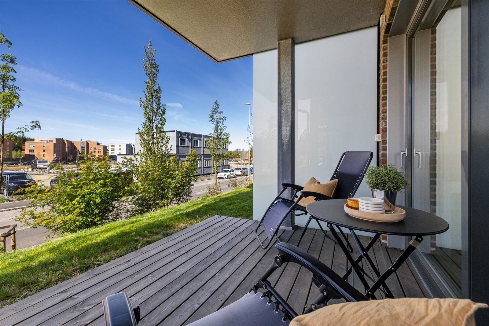 Romslig terrasseplatting som vender mot syd-vest Galleribilde