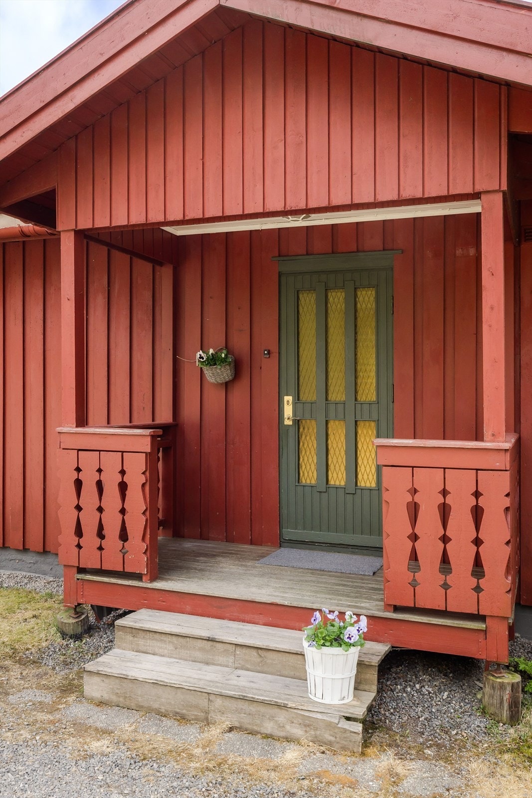 Du ønskes velkommen inn via et hyggelig inngangsparti. Tilbygg med med overbygget takkonstruksjon over inngang i 1988. Galleribilde