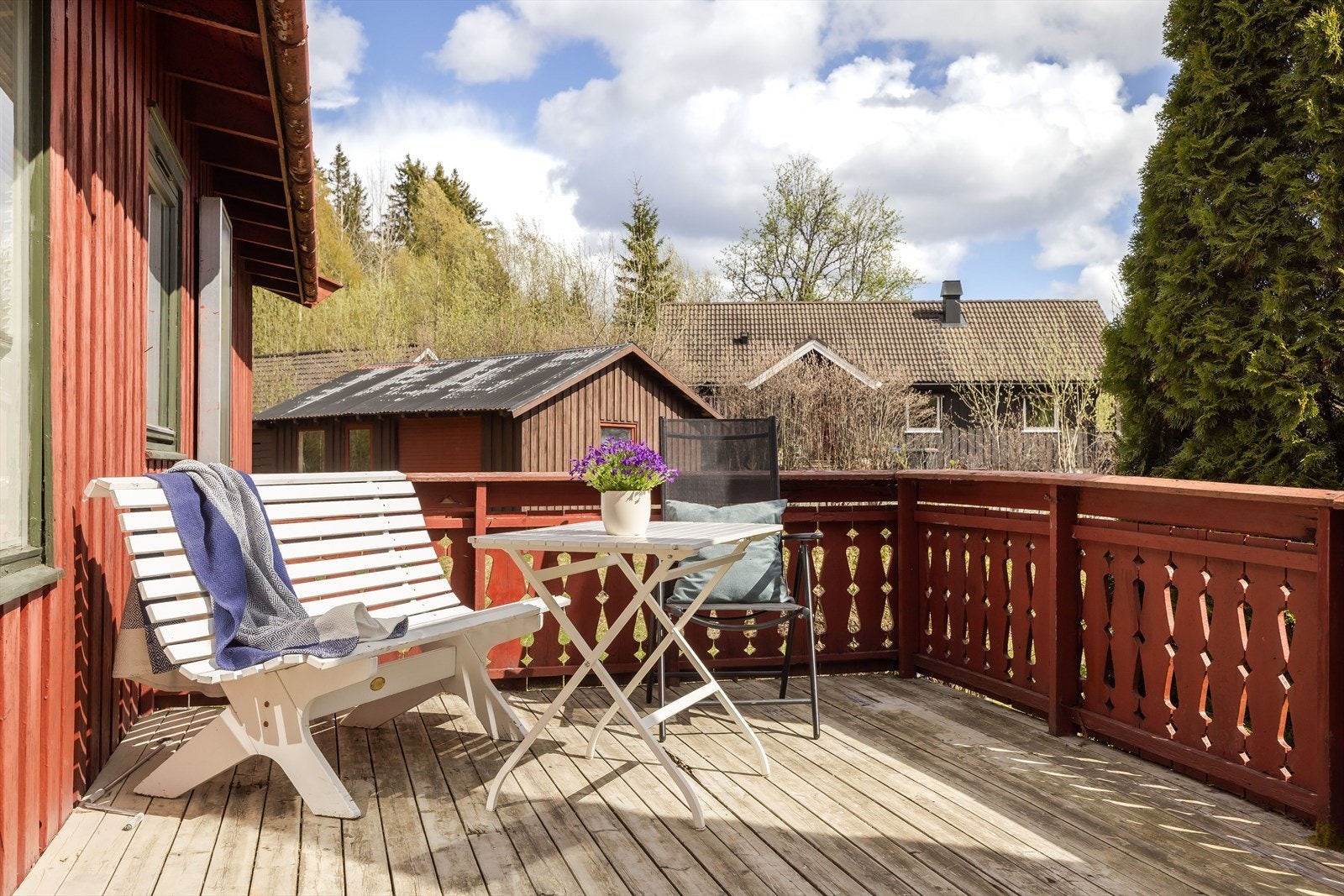 Fra stuen har du utgang til en solrik sydvendt terrasse på ca. 16m². Galleribilde