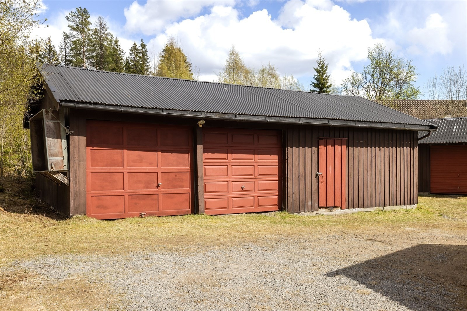 Garasjeuthuset har et bruksareal på 54m² som består av garasje, vedskjul og lagerrom. Galleribilde