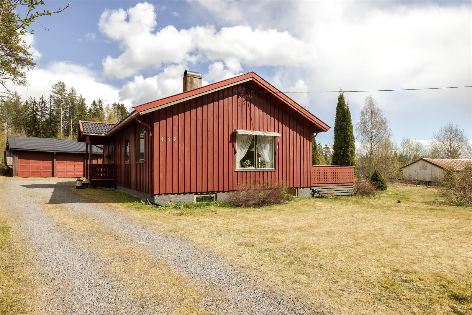 Eiendommen "Åsmo" er bebygd med en enebolig fra 1967, et garasjeuthus fra 1968 og et uthus fra 1987. Galleribilde