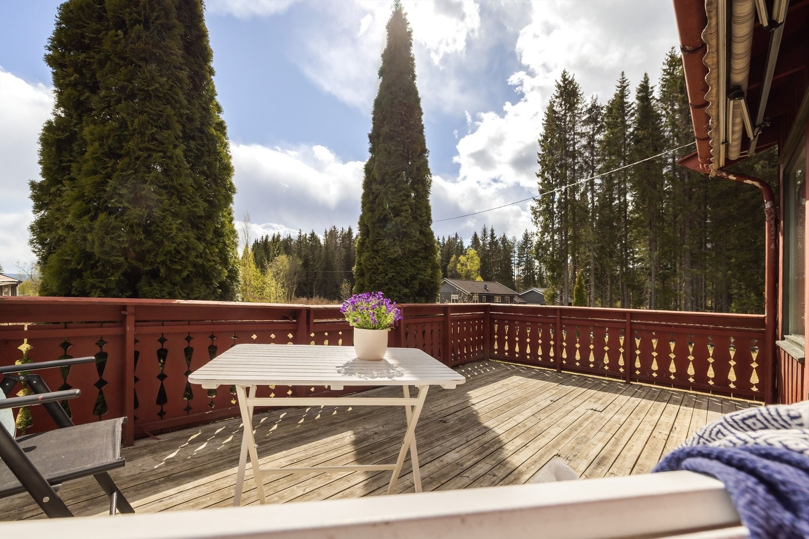 Terrassen har impregnerte terrassebord på gulv, malt rekkverk og god plass til sittegruppe etter eget ønske. Det er også montert markise. Galleribilde