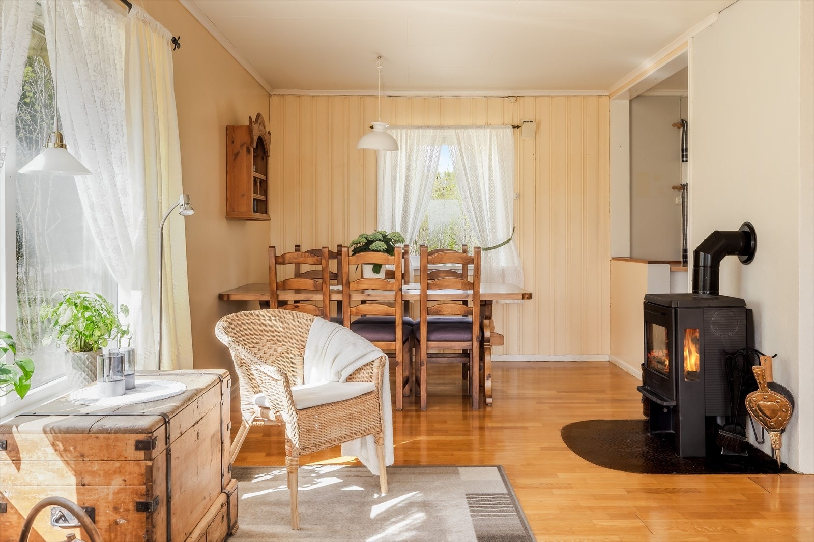 I stuen er det en koselig peisovn fra ca. 2021 som både gir god varme og bidrar til ekstra hygge. Galleribilde