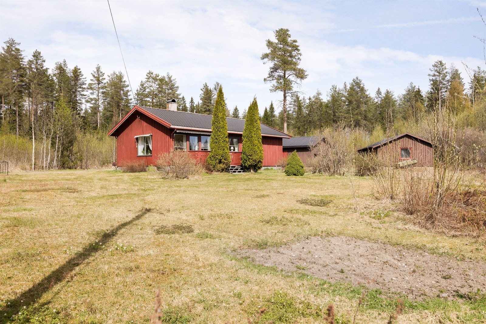 En stor og solrik eiendom på ca. 1,5 mål med rolig beliggenhet i landlige omgivelser. Galleribilde
