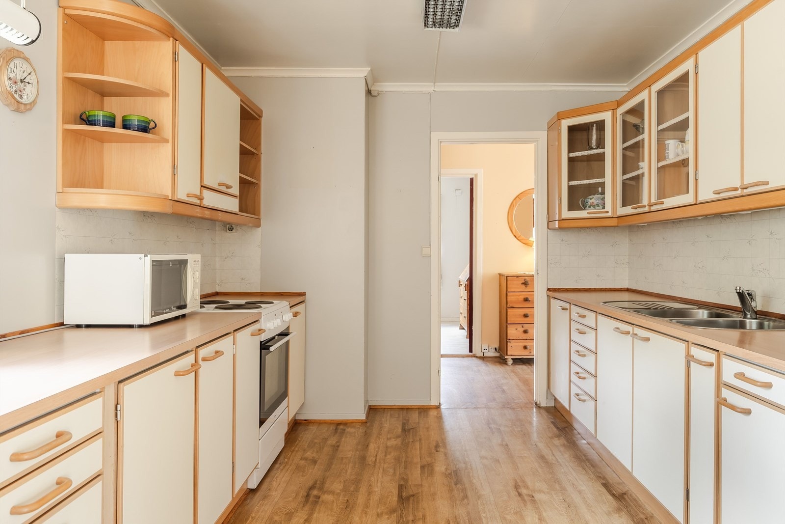 Innredningen har lyse glatte fronter og laminert benkeplate med nedfelt oppvaskkum. Galleribilde