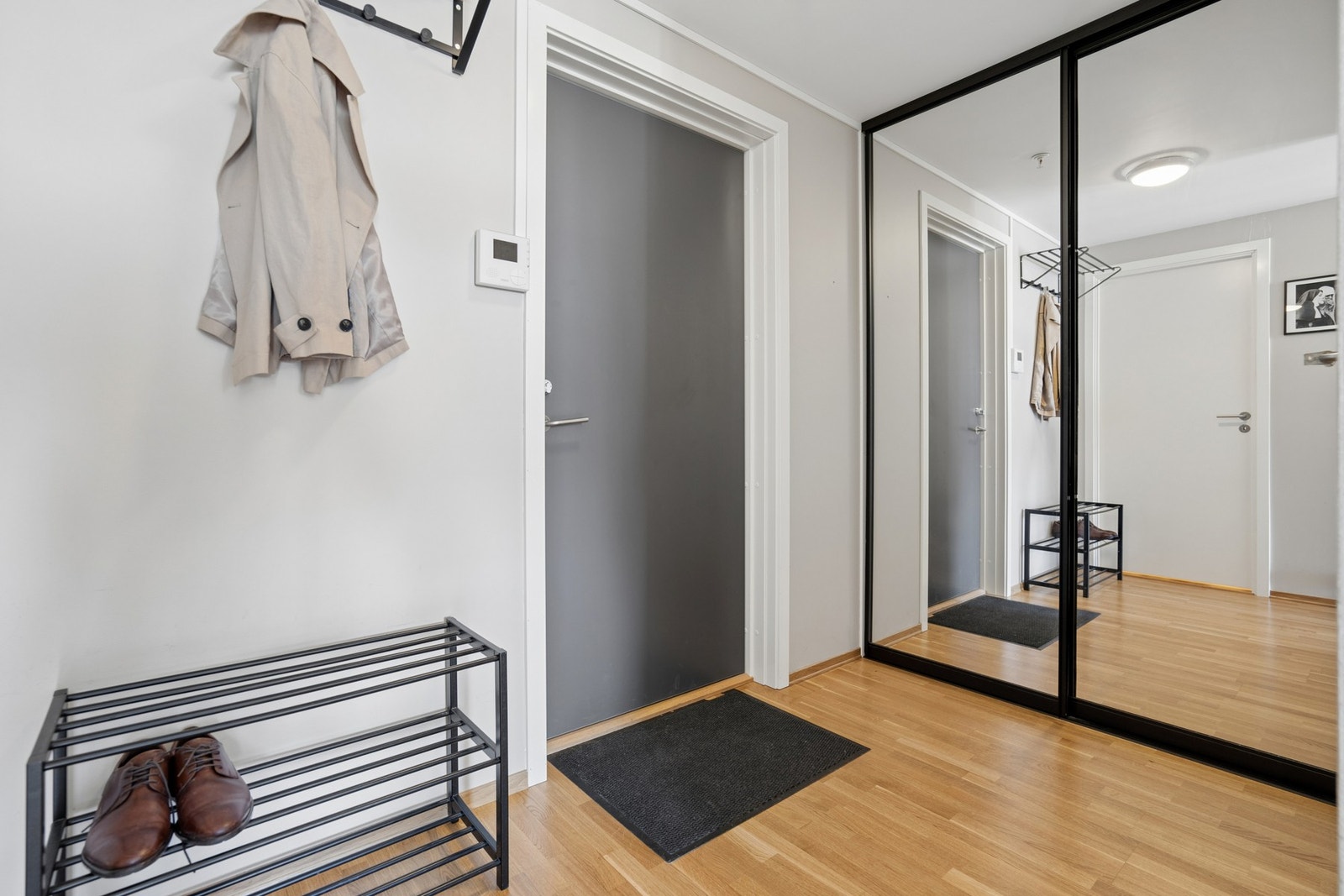 Entré med skyvedørsgarderobe som gir gode oppbevaringsmuligheter for yttertøy og sko. Galleribilde