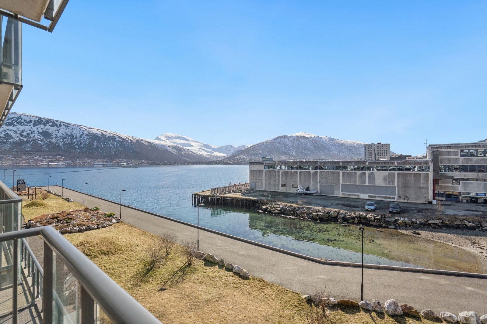 Nyt den flotte utsikten over Tromsøysundet og fastlandet. Galleribilde