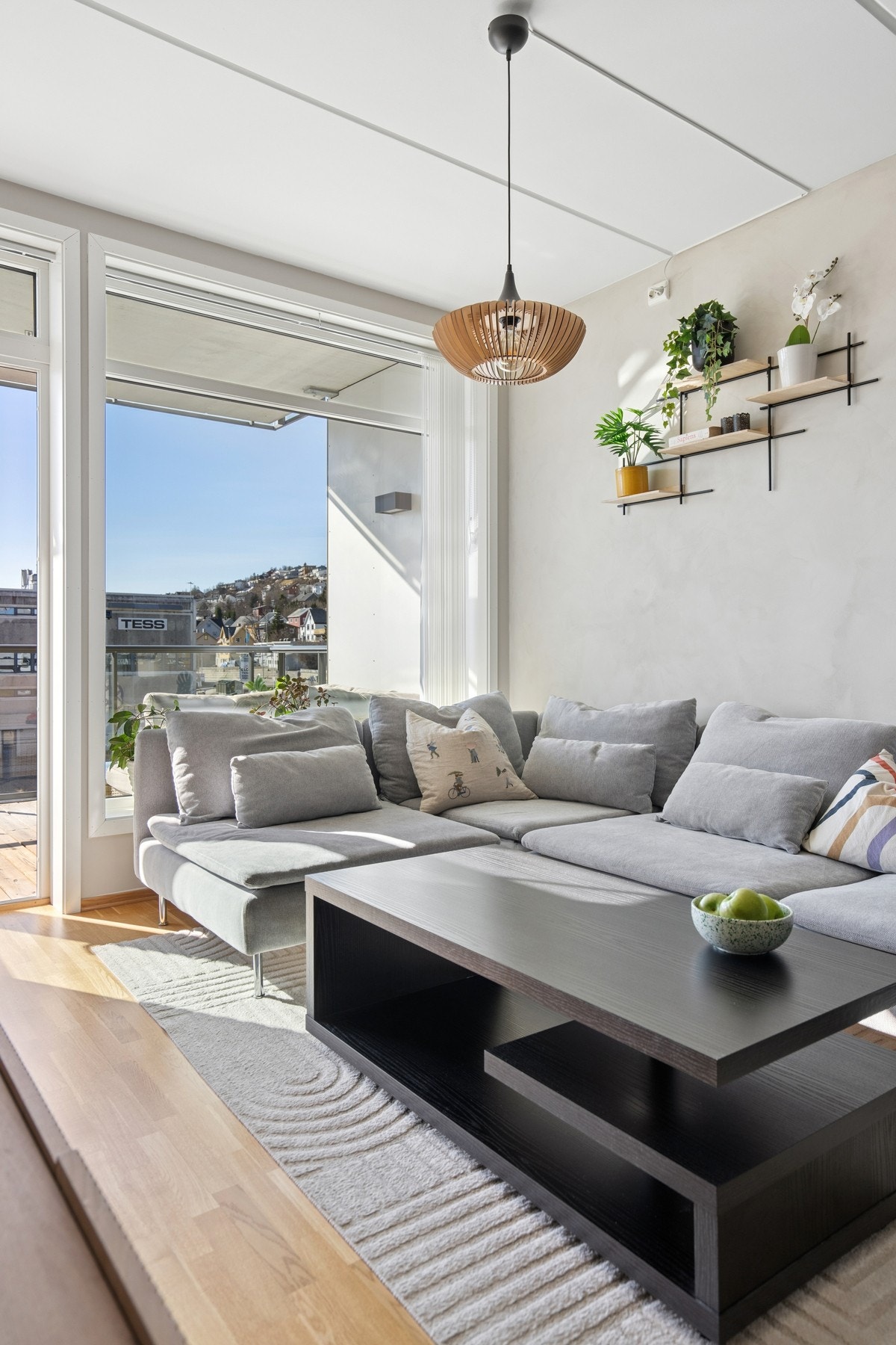 De store vinduene og glassdøren til terrassen gir rommet en lys og luftig atmosfære. Galleribilde