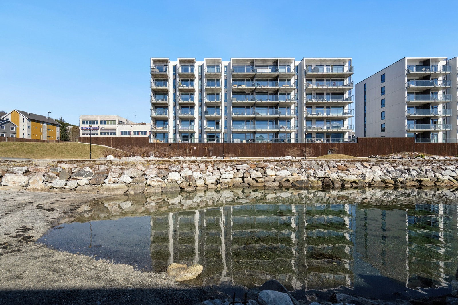 Eiendommen ligger ca. 2 km nord for Tromsø sentrum, med gangavstand til byens fasiliteter. Galleribilde
