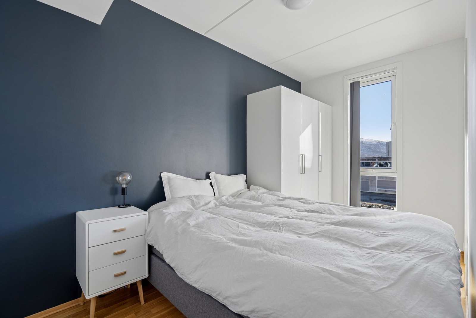Soverommet har plass til dobbeltseng og nattbord. Galleribilde