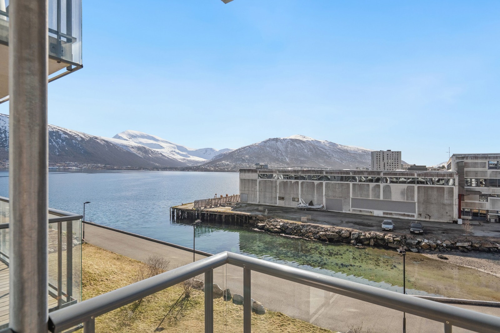 Beliggenheten ved sjøkanten gir en umiddelbar nærhet til maritime omgivelser. Galleribilde