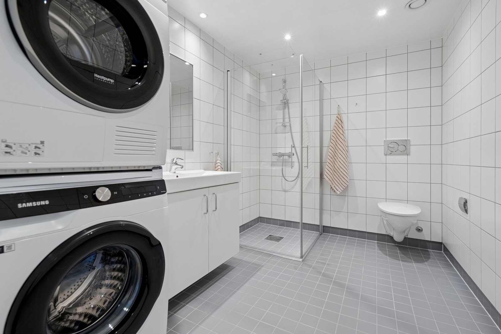 Badet har opplegg for vaskemaskin og tørketrommel i søyle. Galleribilde