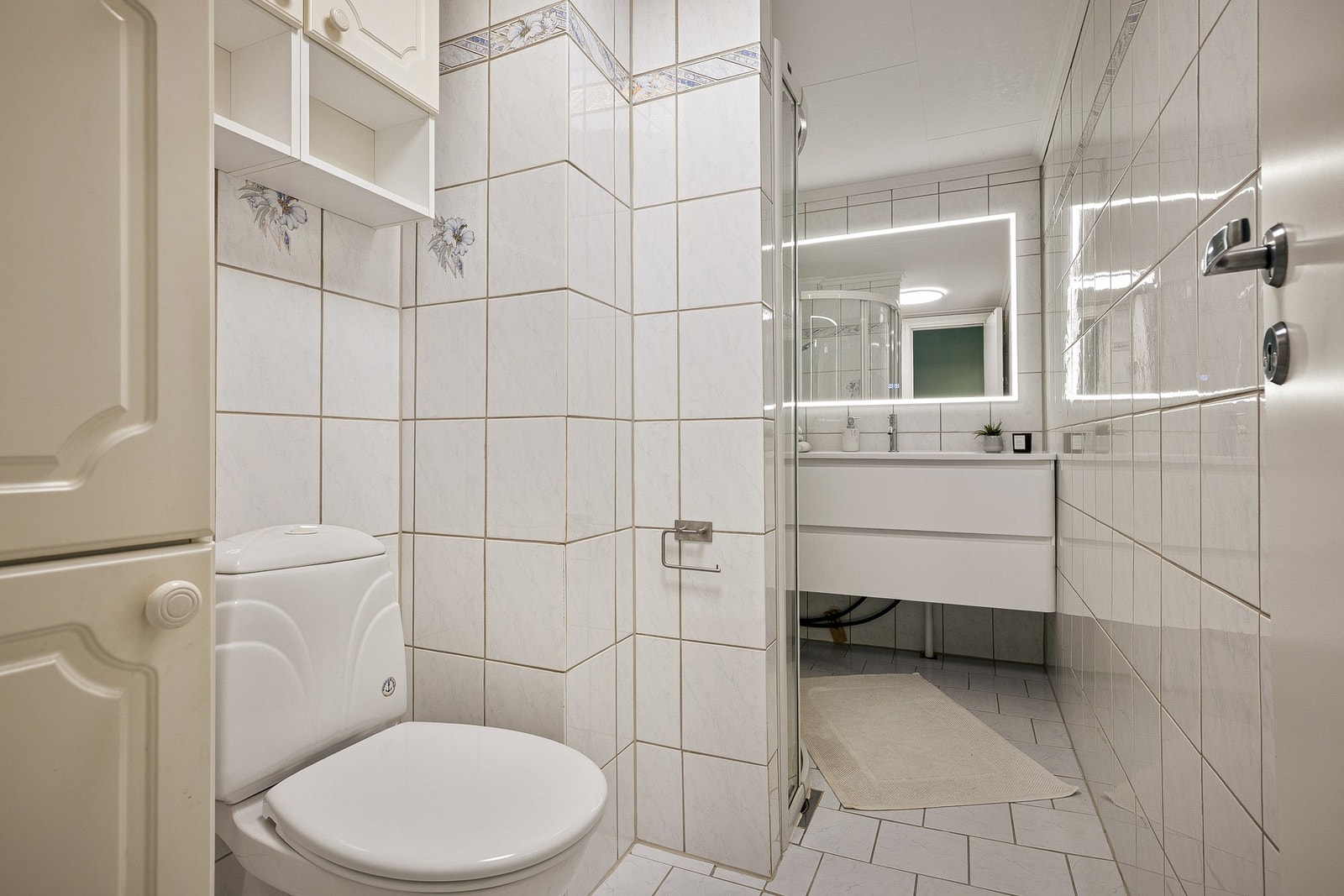 - Badet har et lyst og klassisk uttrykk med flislagte overflater og varmekabler i gulv - Galleribilde