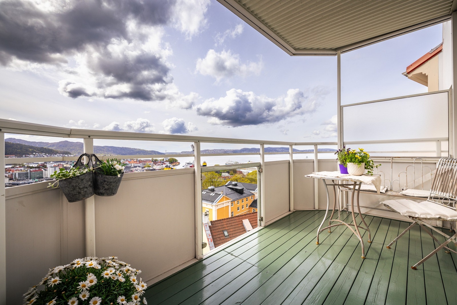 - Fin plass til sittegruppe og beplantning - Galleribilde